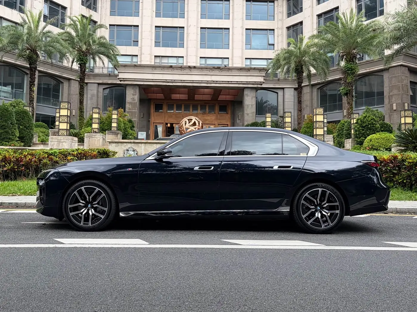 BMW 7 Series 2024 — Photo 13/17