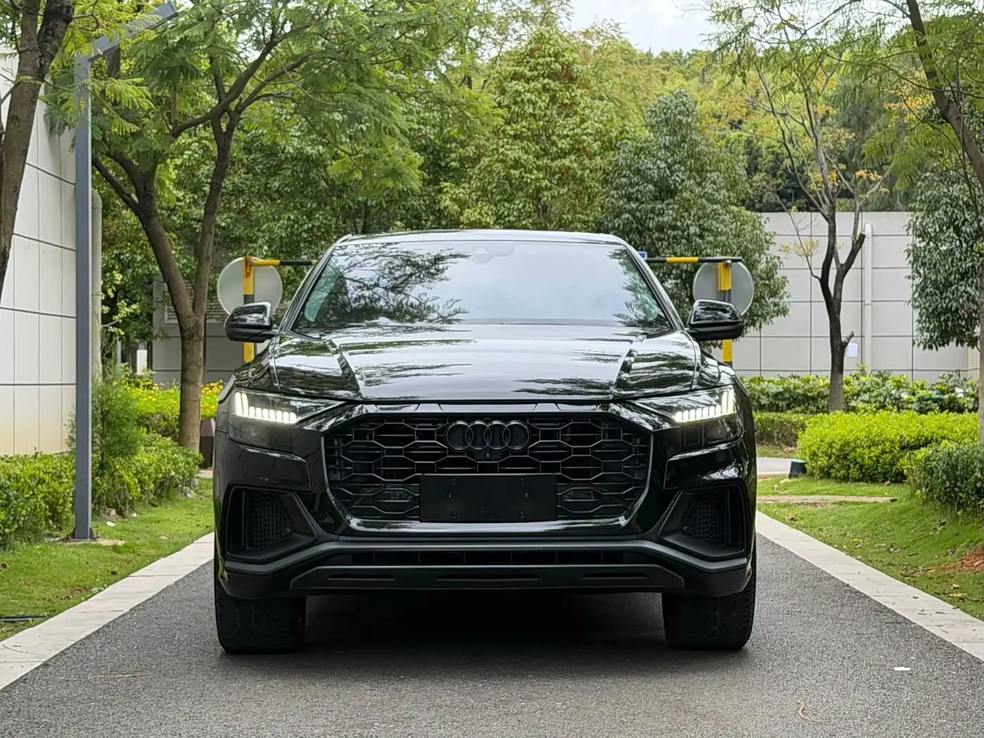Audi Q8 2022 — Photo 2/16
