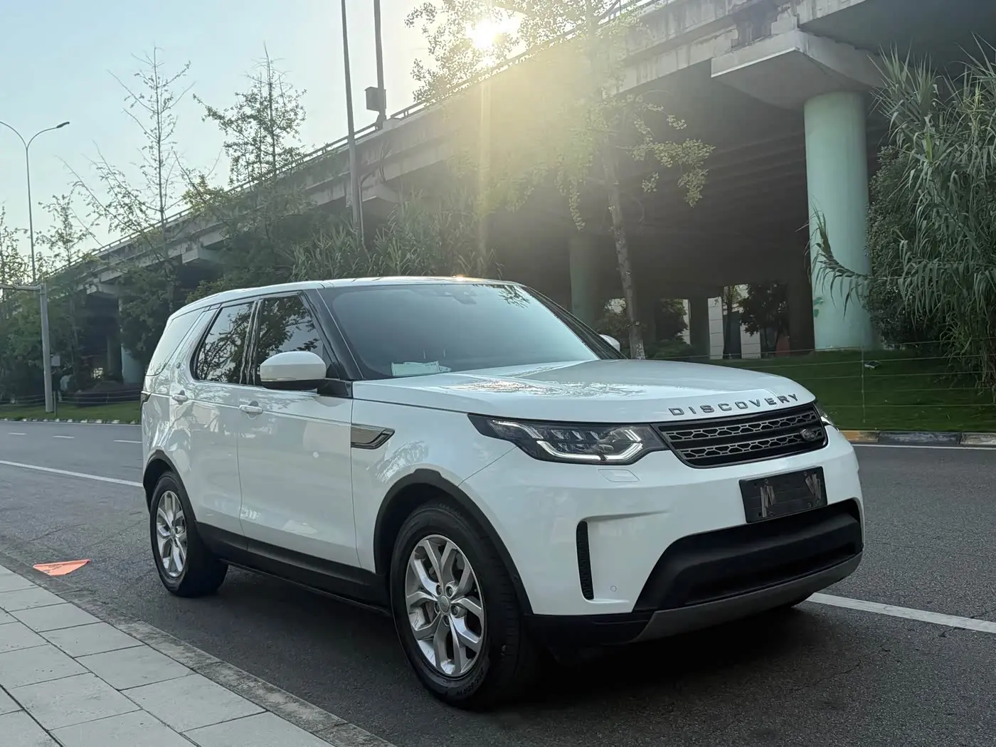 Land Rover Discovery 2020 — Фото 3/10