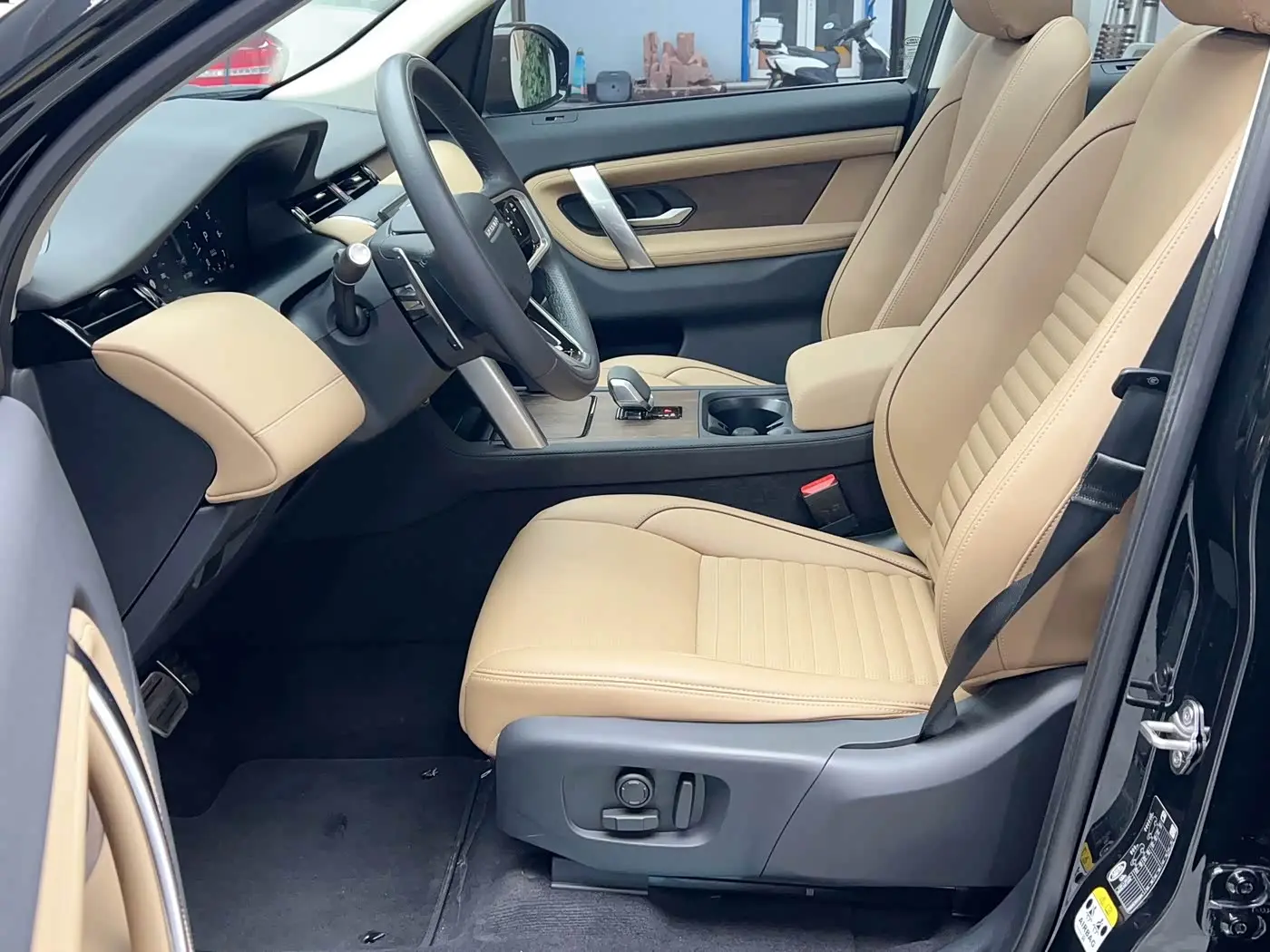Land Rover Discovery Sport 2024 — Фото 12/20