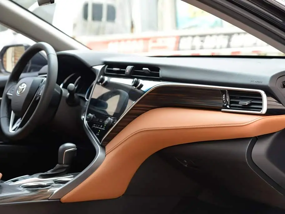 Toyota Camry 2021 — ფოტო 13/16