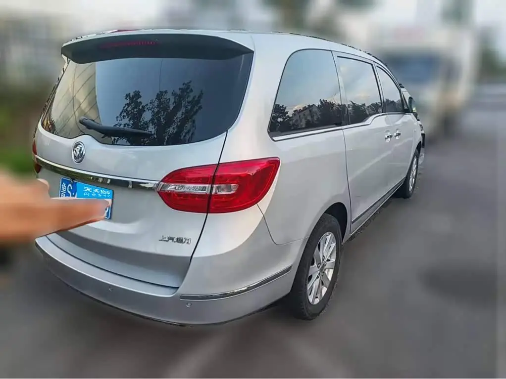 Buick GL8 2018 — Photo 2/5