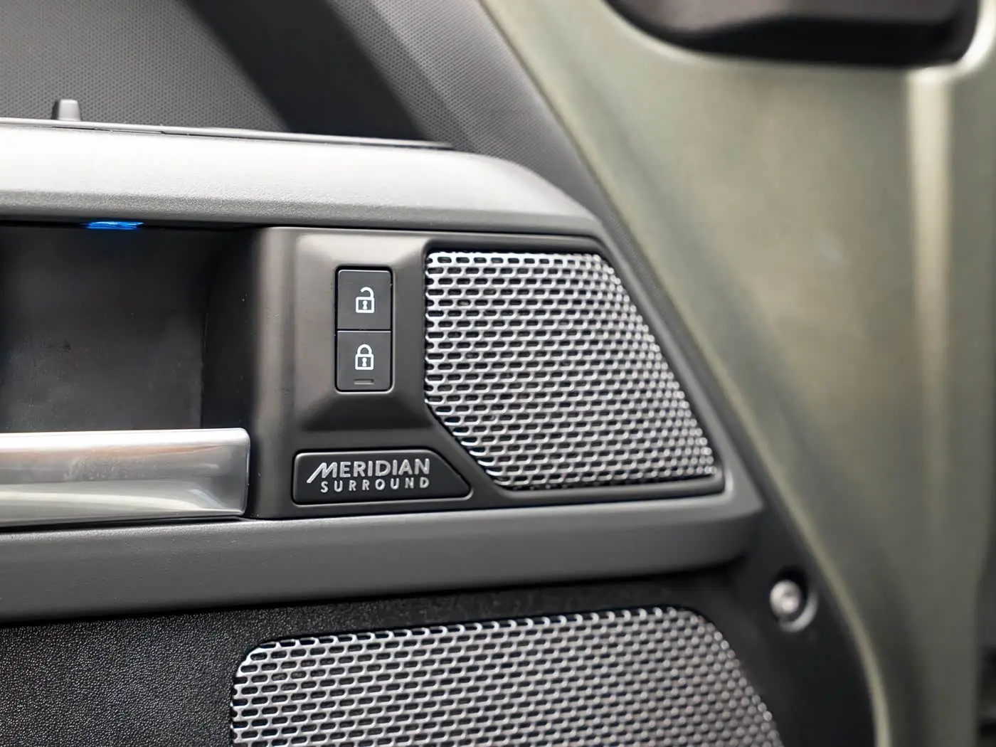Land Rover Defender 2023 — Фото 14/17