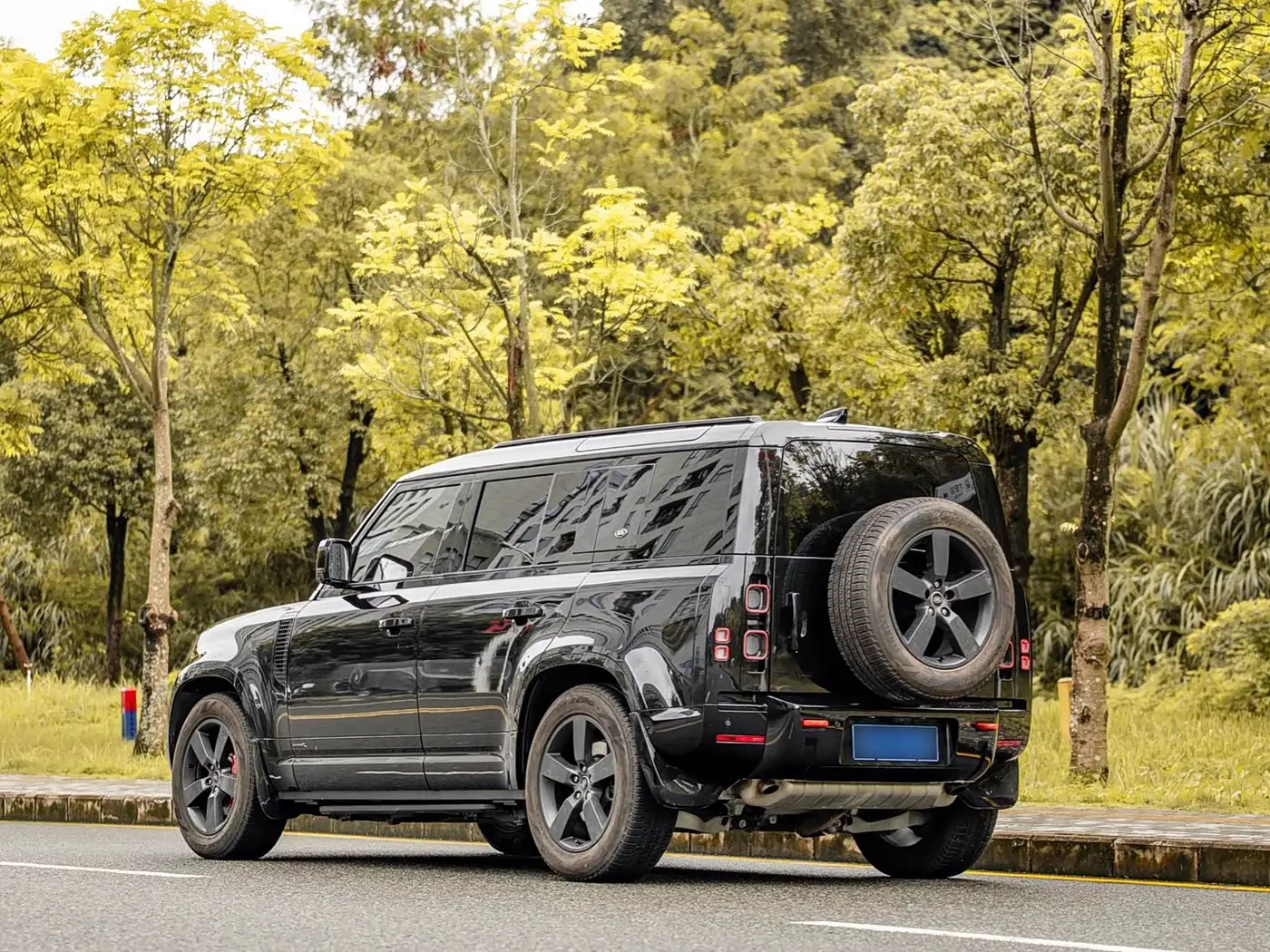 Land Rover Defender 2023 — Фото 4/17