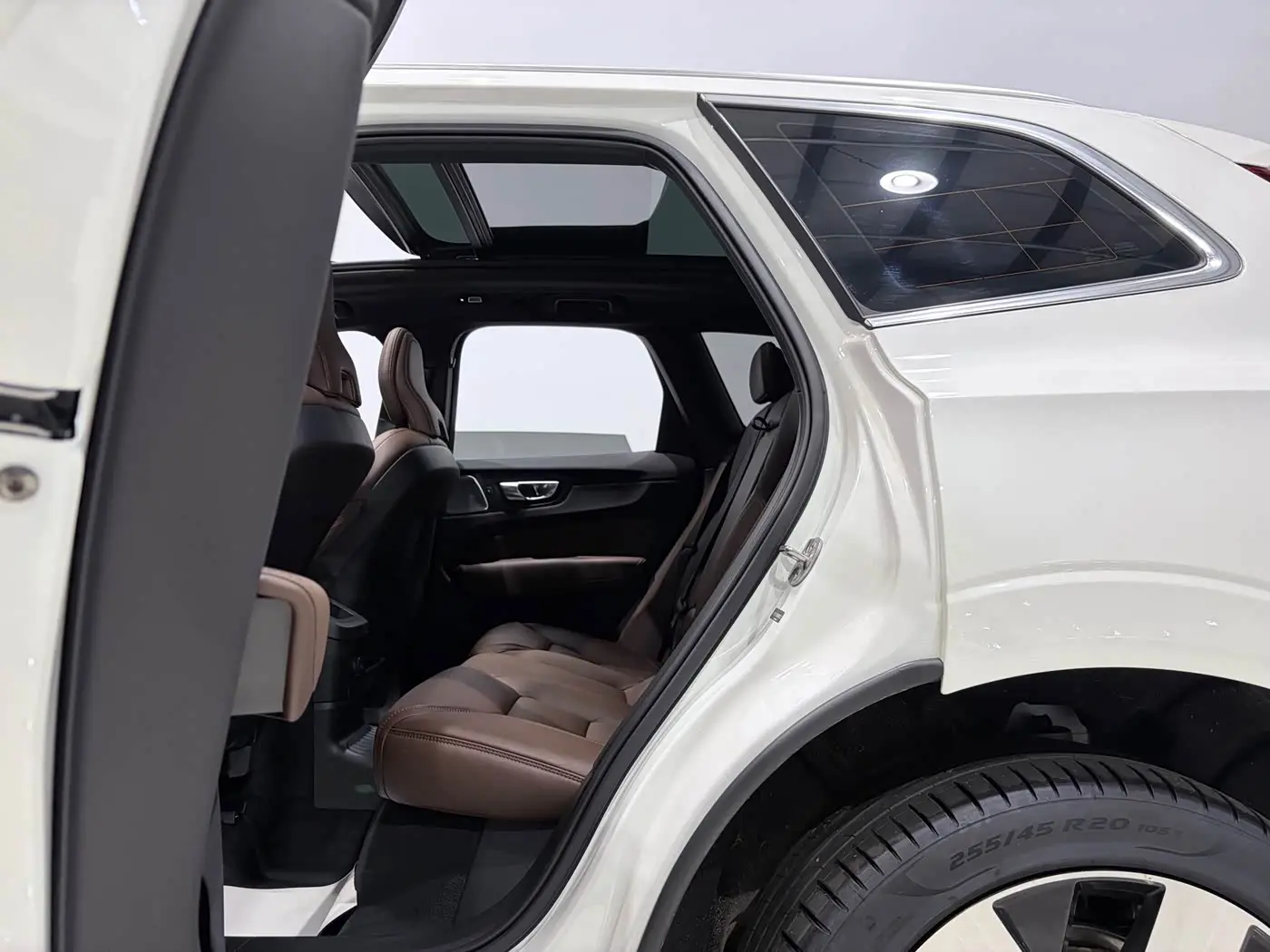 Volvo XC60 Plug-in Hybrid 2024 — Photo 9/20