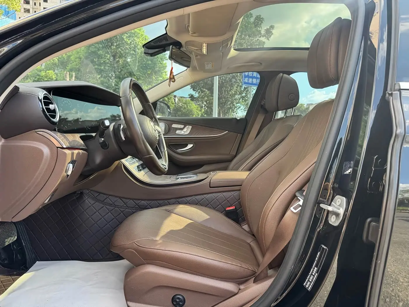 Mercedes-Benz E-Class 2022 — Photo 10/14