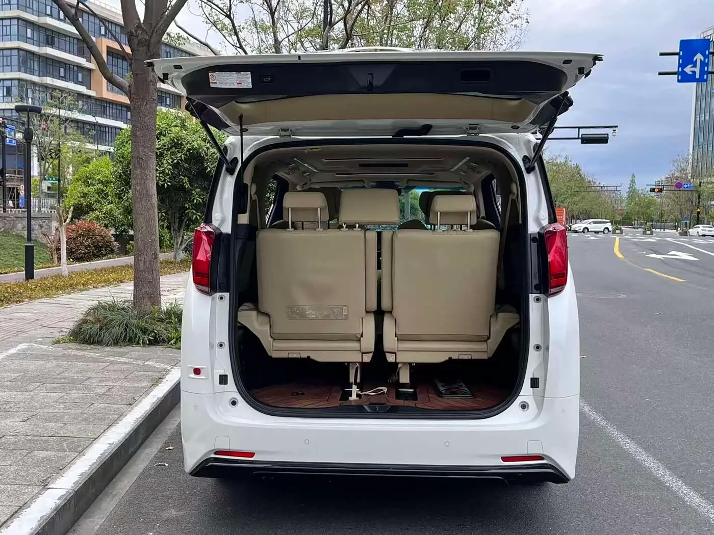 Toyota Alphard 2023 — Фото 13/18