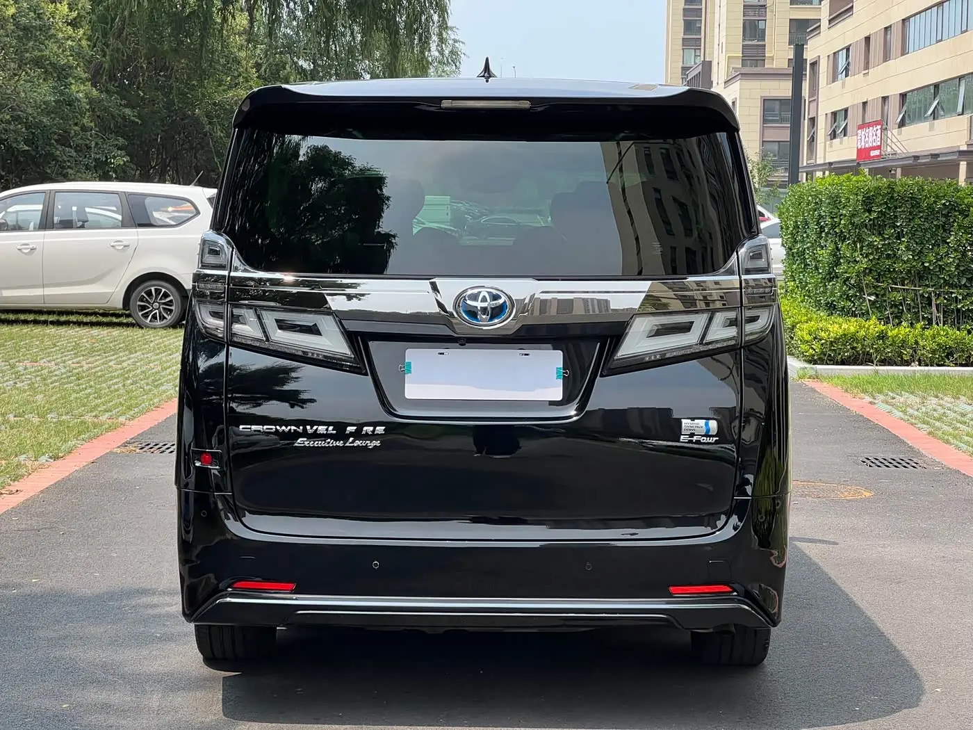 Toyota Vellfire 2022 — Photo 17/18
