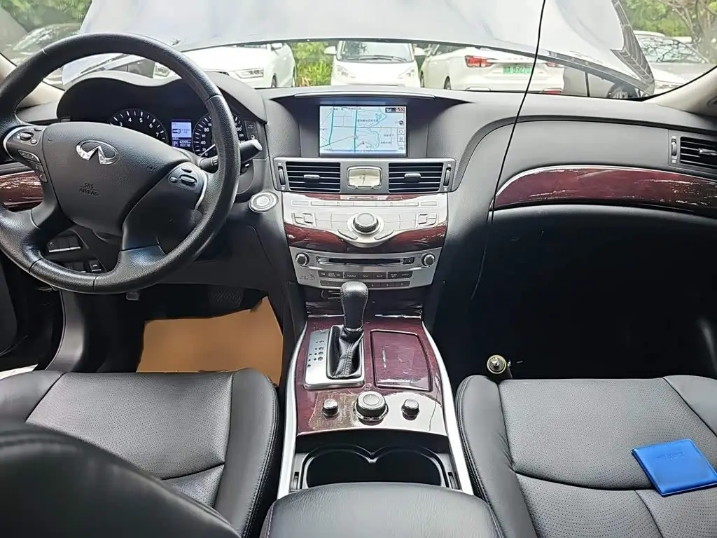 Infiniti Q70 2017 — Photo 13/20