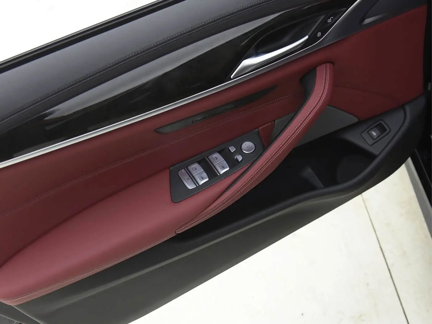 BMW 5 Series 2023 — Photo 13/18