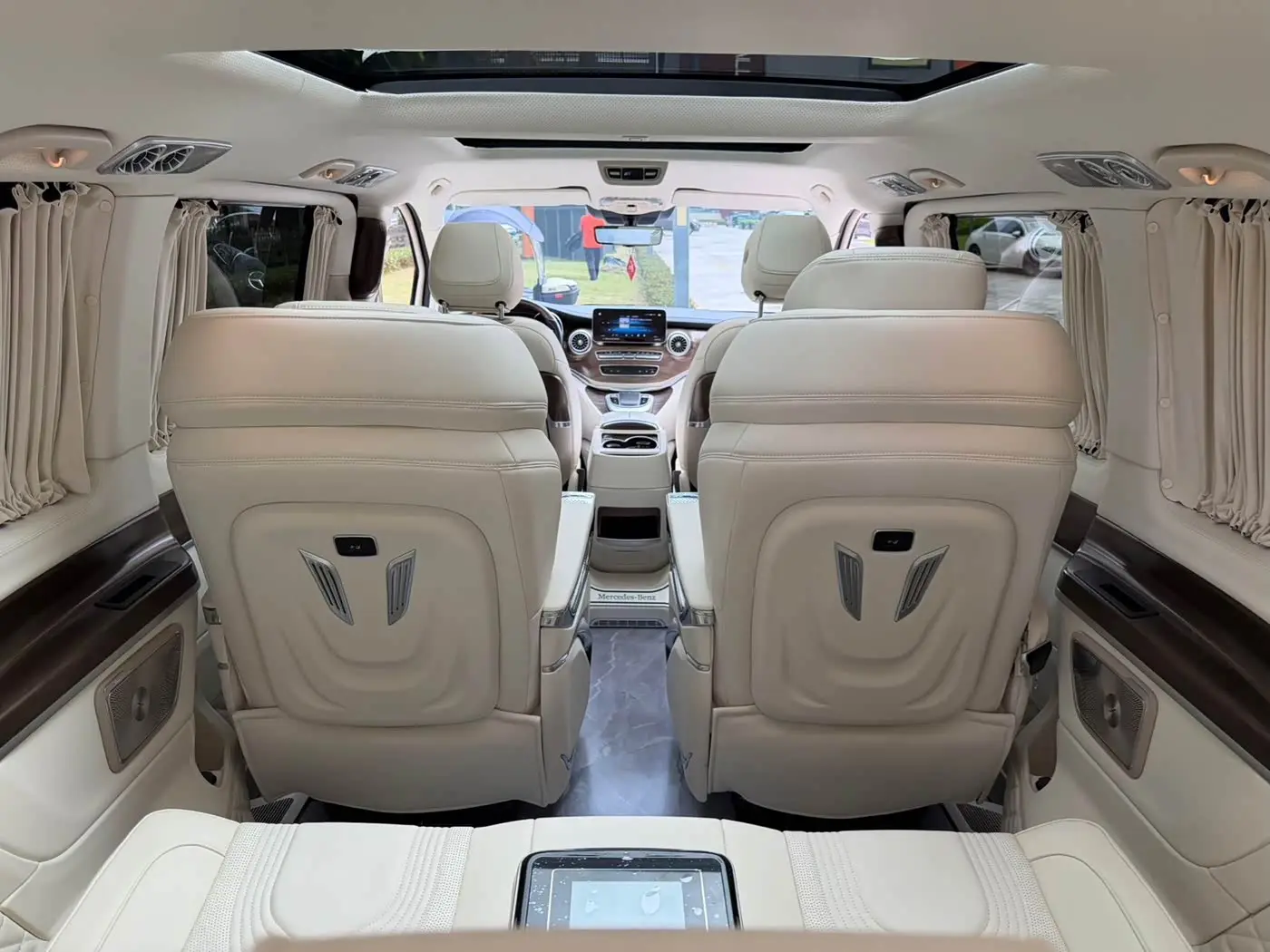 Mercedes-Benz V-Class 2024 — Photo 19/20