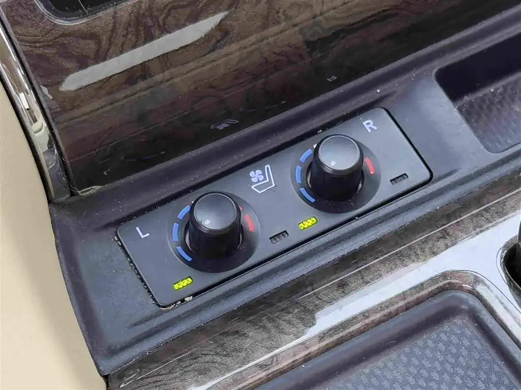 Toyota Vellfire 2022 — Photo 19/20