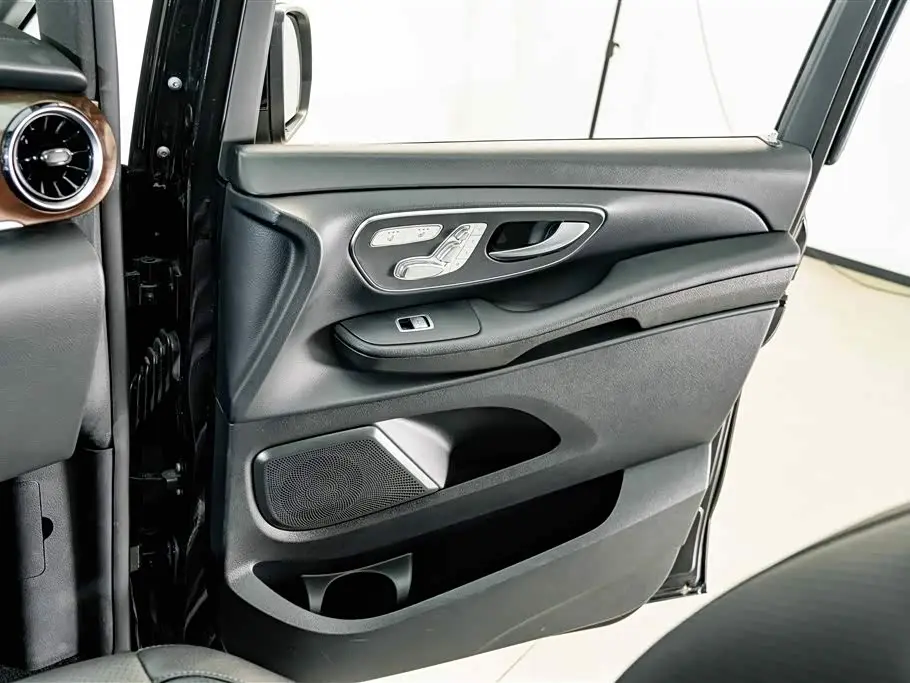 Mercedes-Benz V-Class 2022 — Photo 15/20