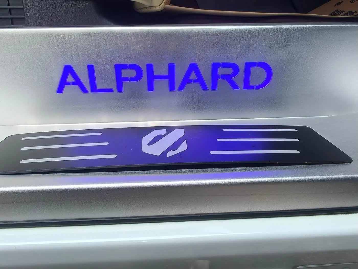 Toyota Alphard 2022 — Photo 19/20