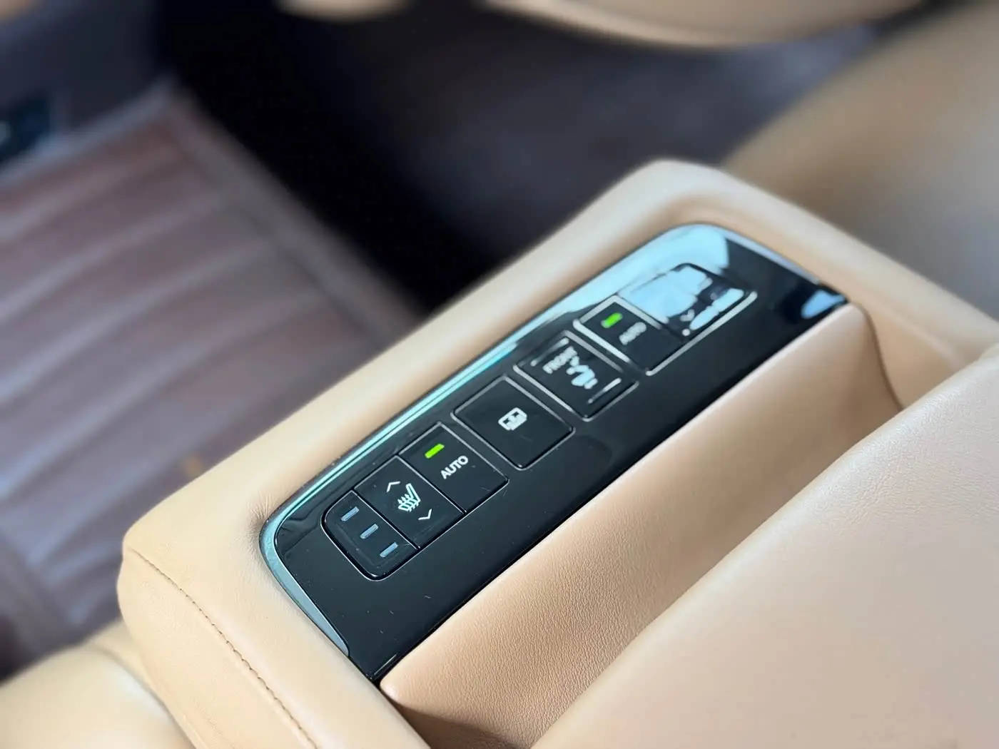 Lexus LS 2018 — Photo 14/19