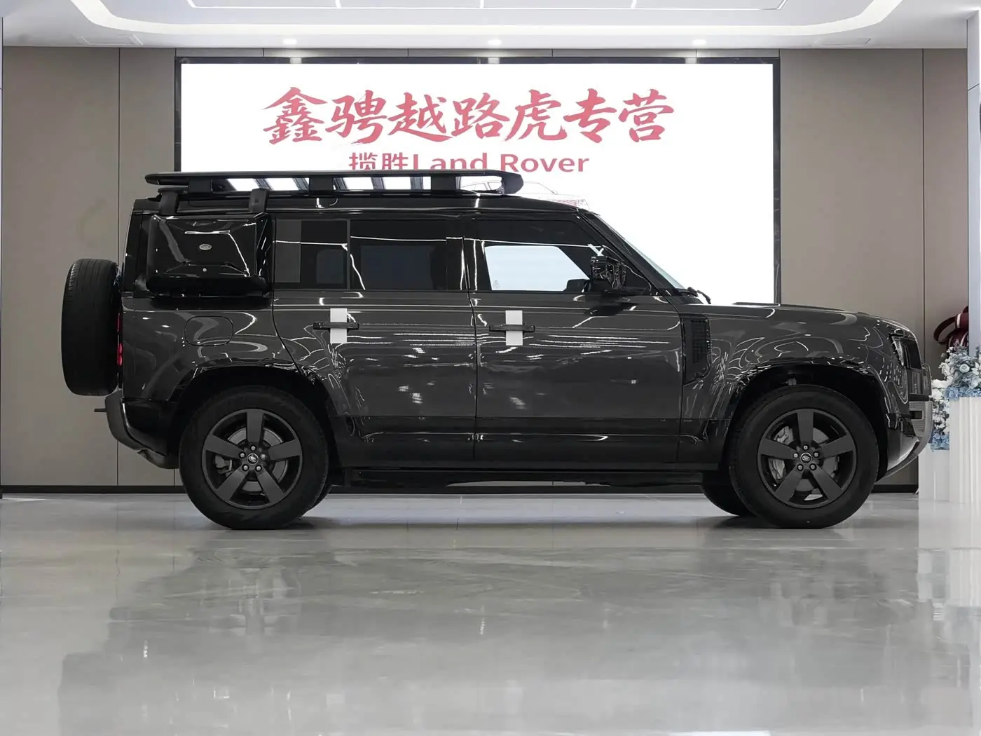 Land Rover Defender 2023 — Photo 7/13