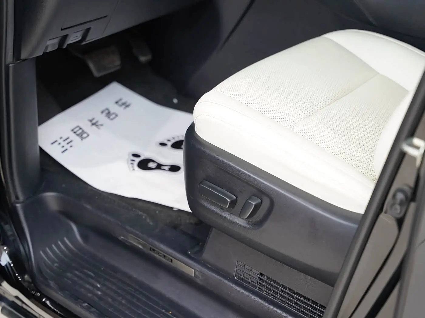 Lexus LM 2022 — Photo 19/20