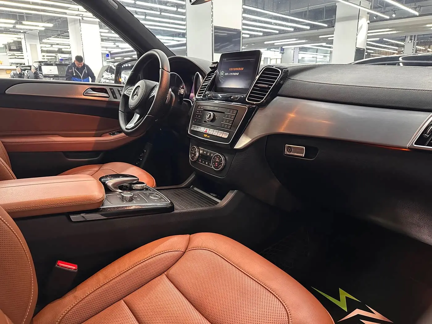 Mercedes-Benz GLS 2017 — Photo 12/20