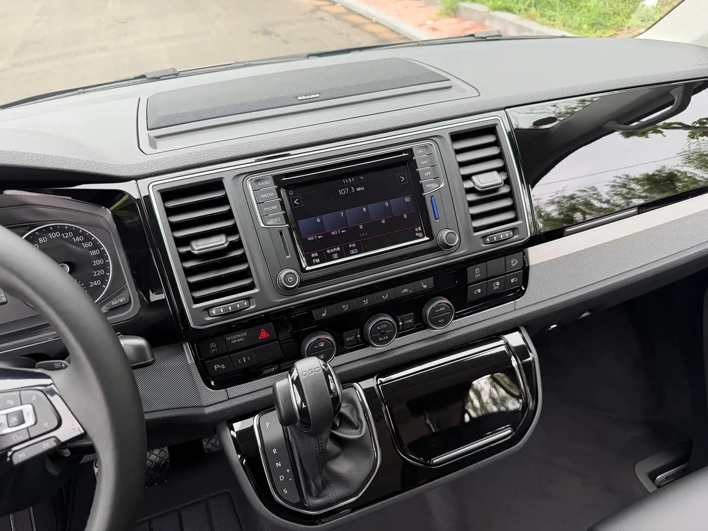 Volkswagen Multivan 2018 — Photo 9/20