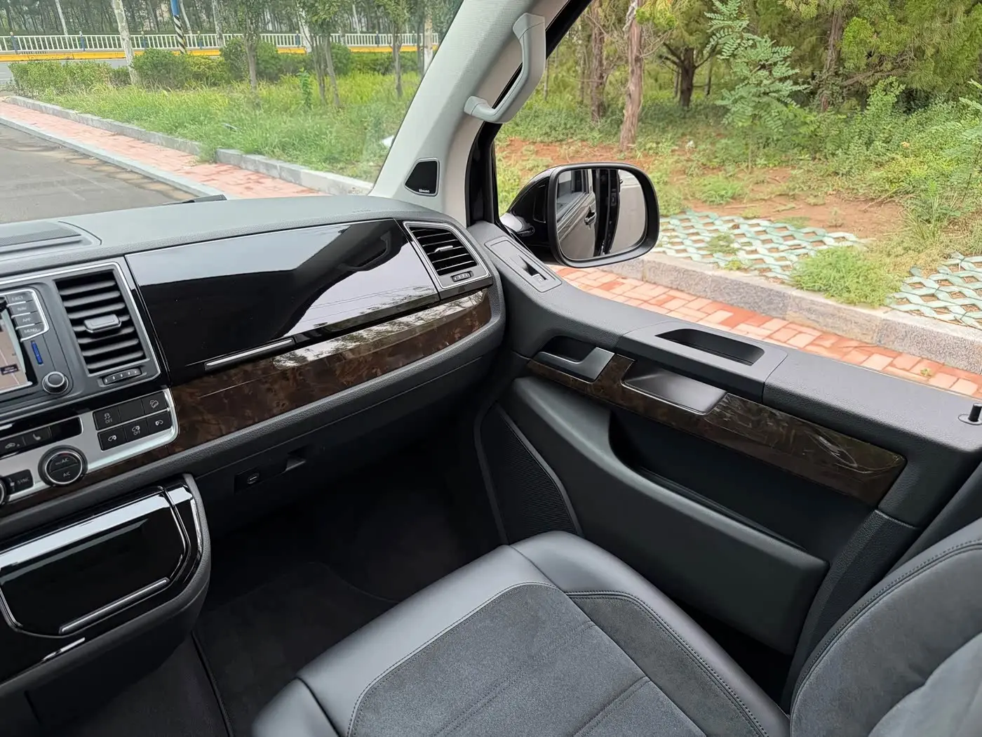 Volkswagen Multivan 2017 — Photo 10/20