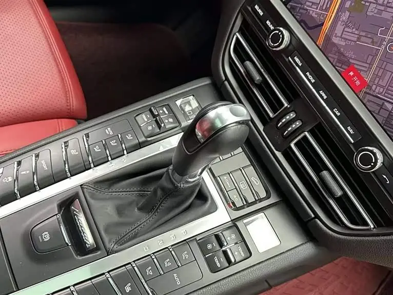 Porsche Macan 2022 — ფოტო 16/16