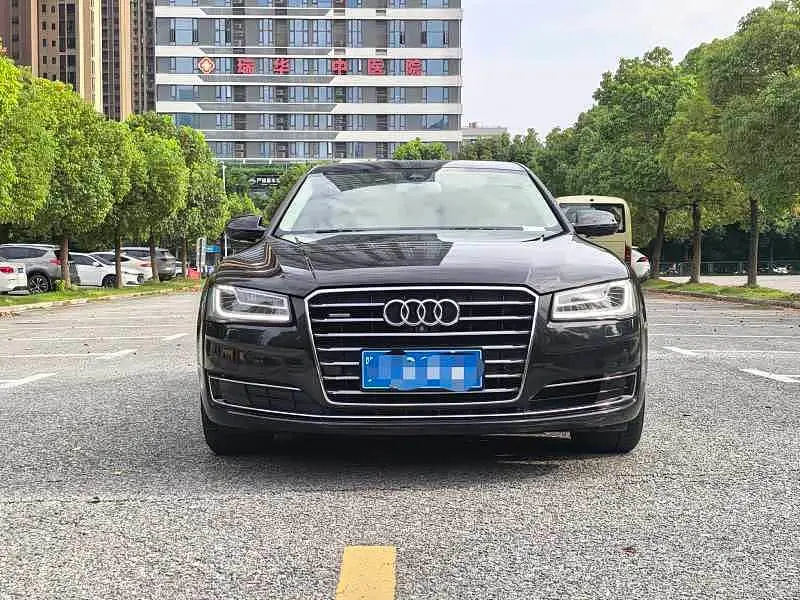 Audi A8 2017 — Фото 2/15