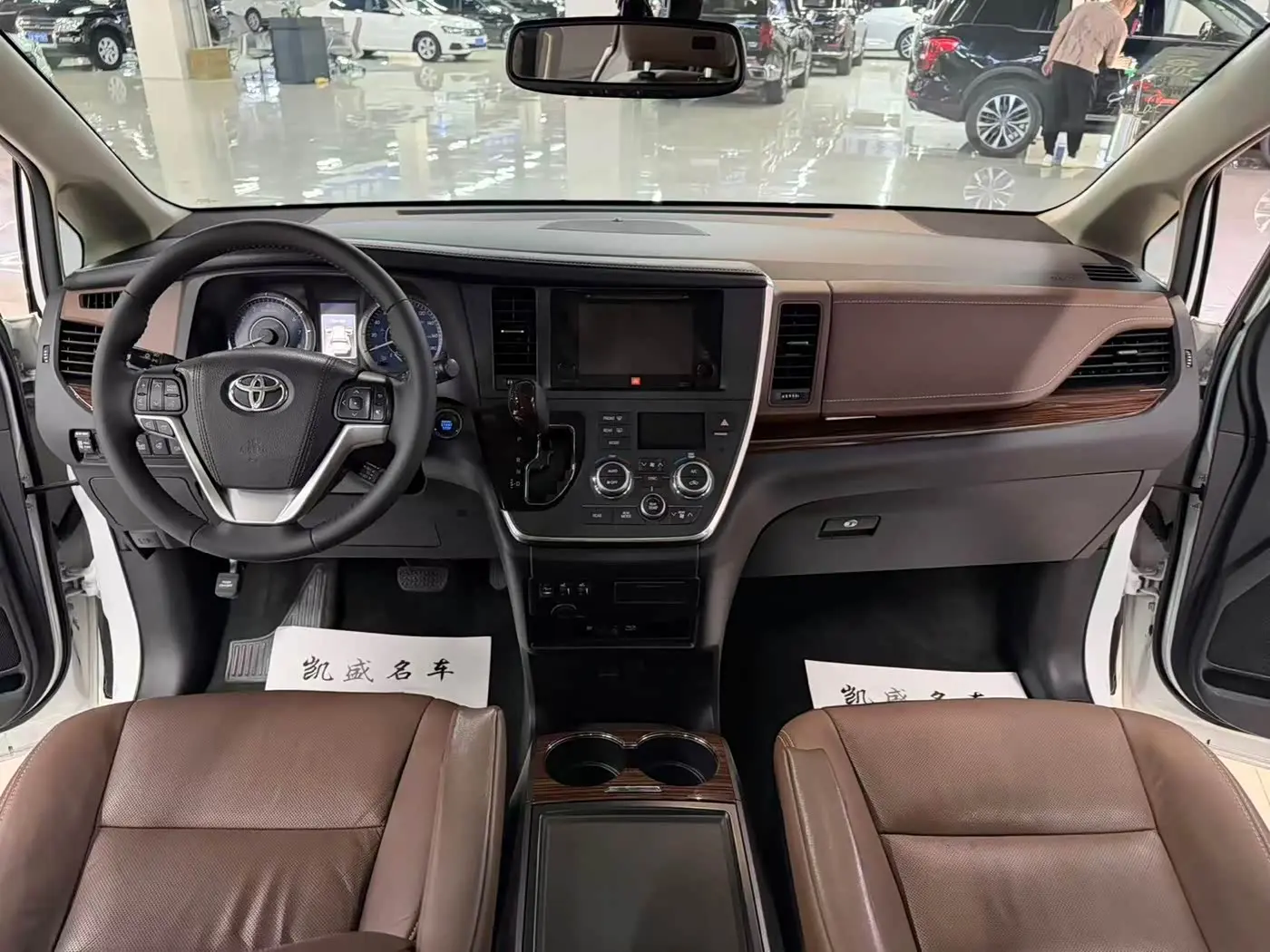 Toyota Sienna 2017 — Фото 4/14