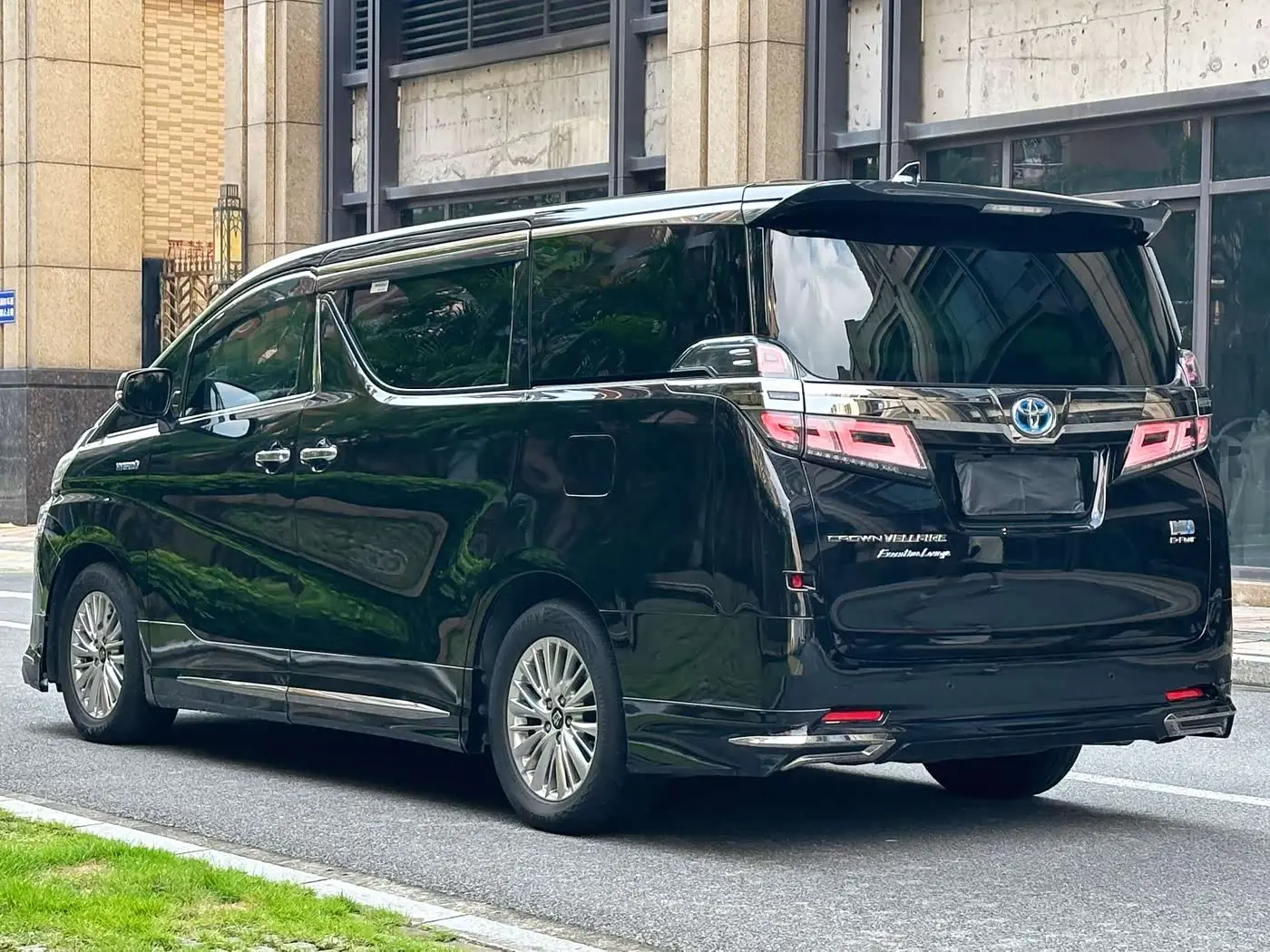 Toyota Vellfire 2022 — Photo 6/19