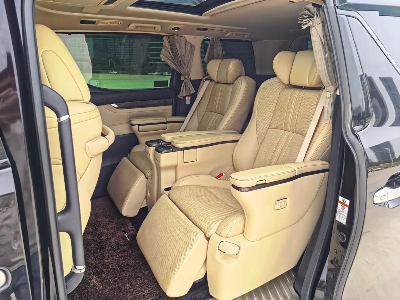 Toyota Vellfire 2020 — Photo 16/20