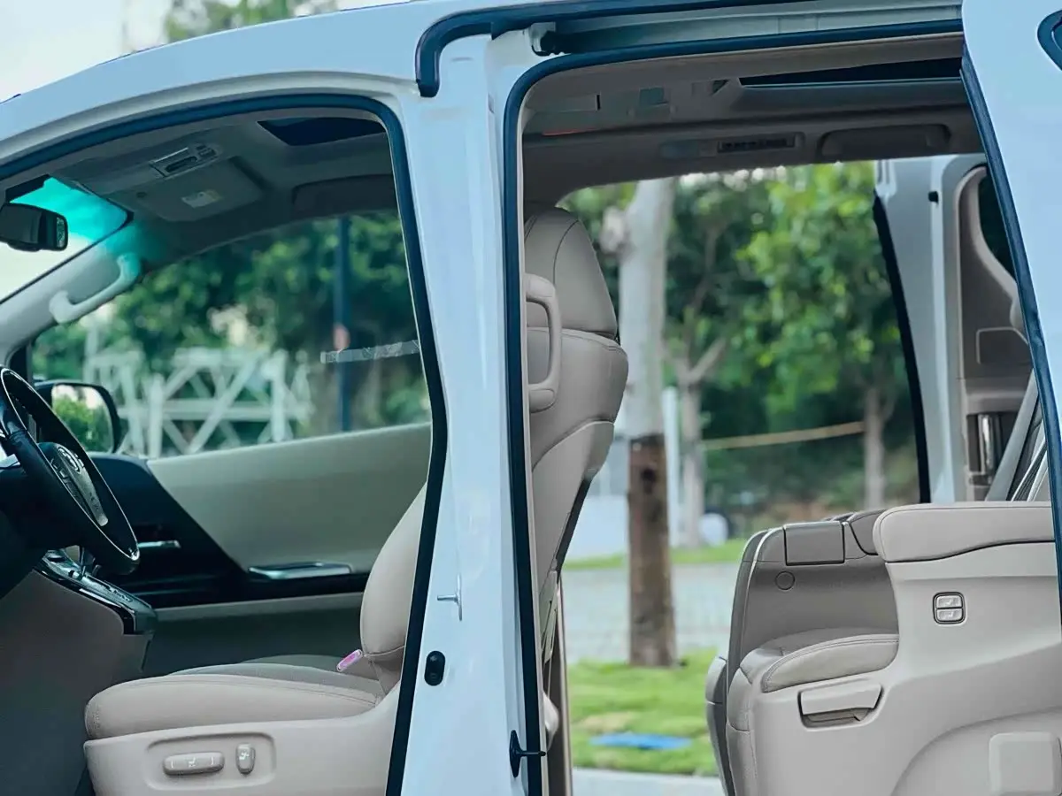 Toyota Alphard 2012 — Photo 5/12