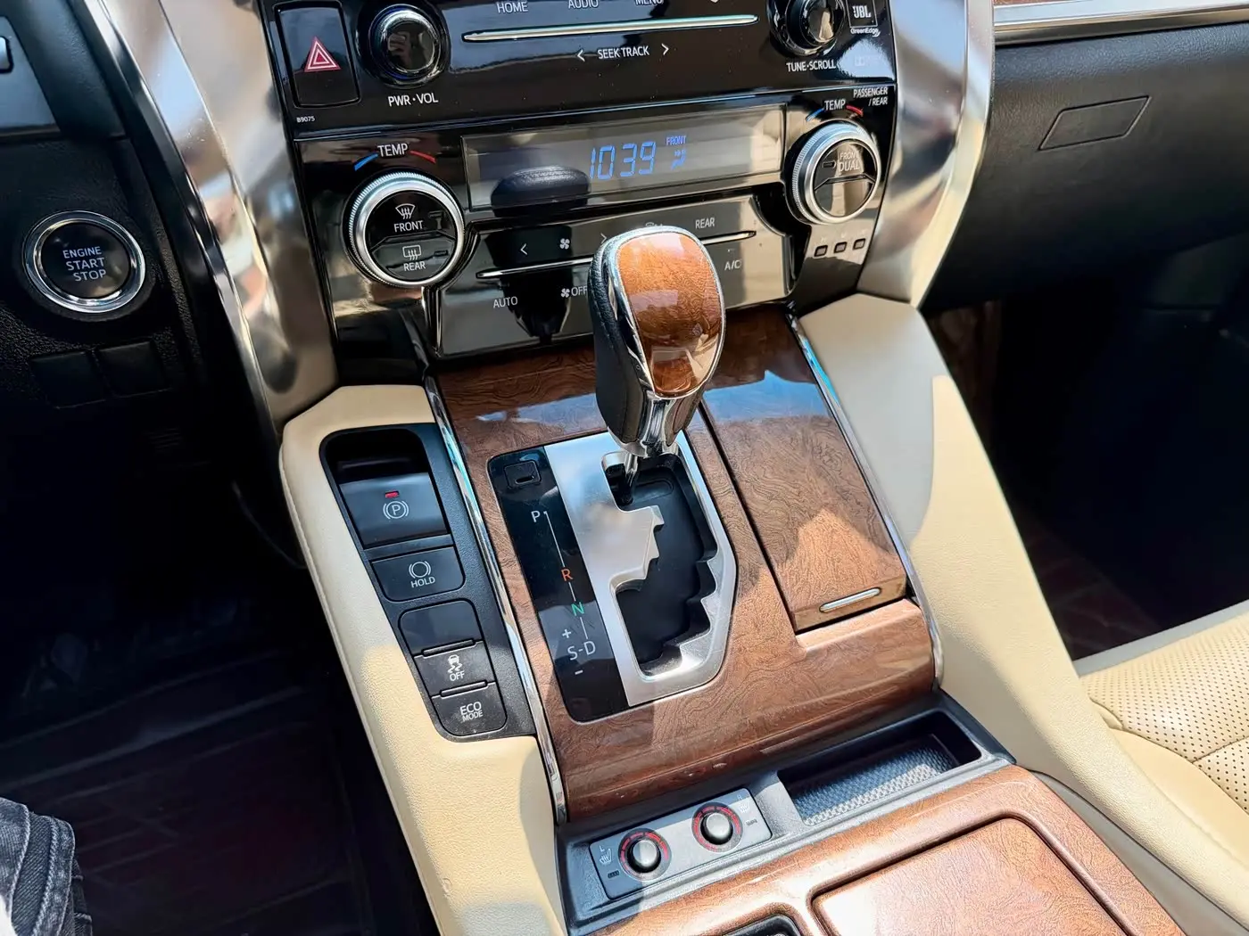 Toyota Alphard 2017 — ფოტო 18/20