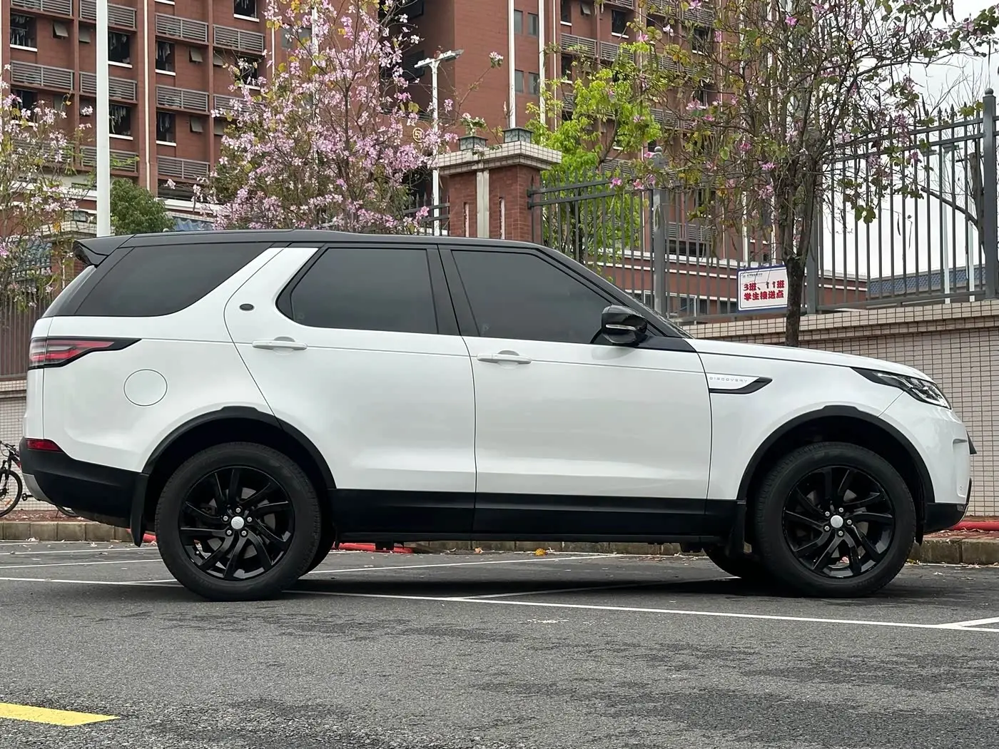 Land Rover Discovery 2017 — Фото 17/18