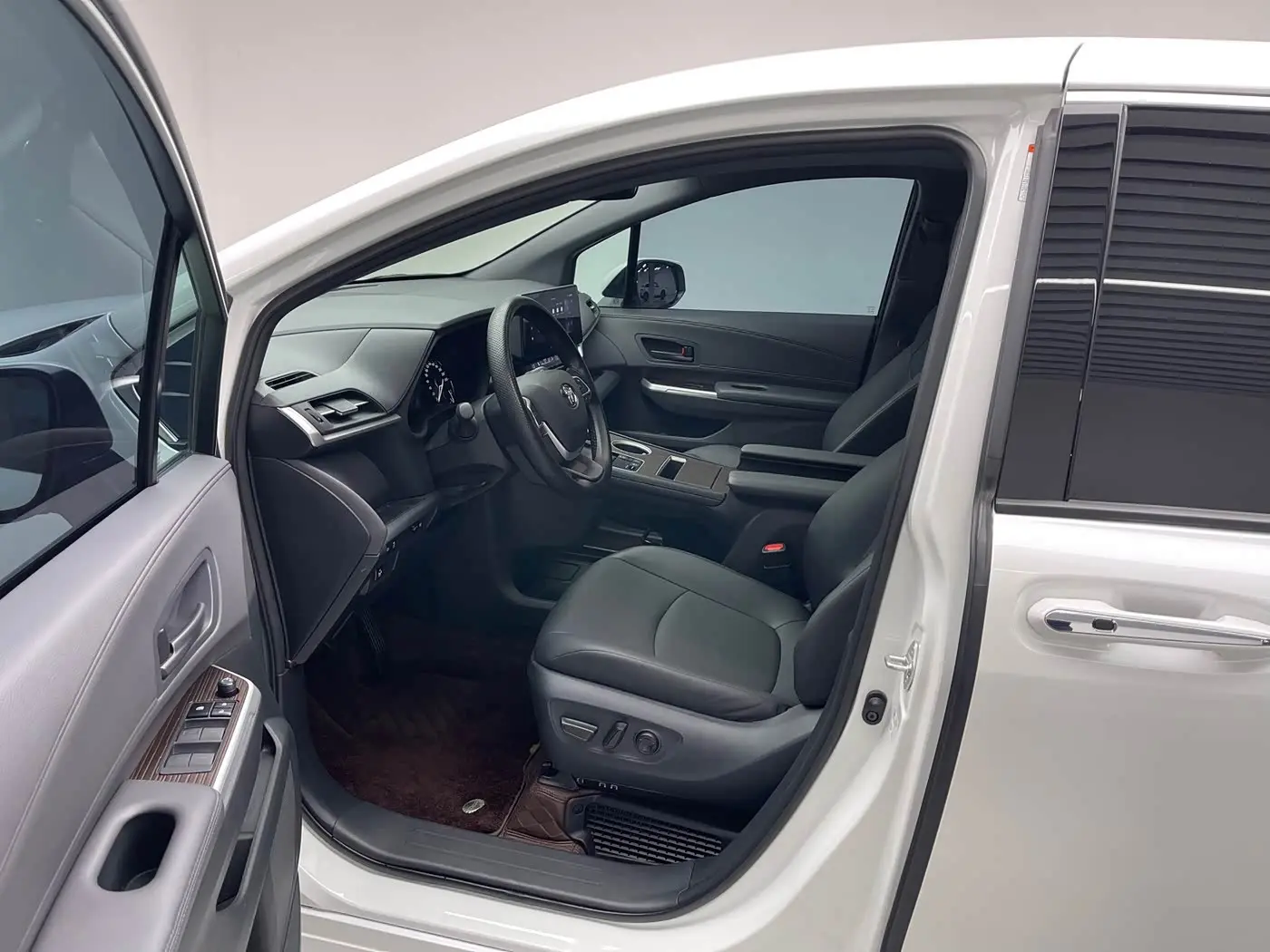 Toyota Granvia 2025 — Photo 16/20