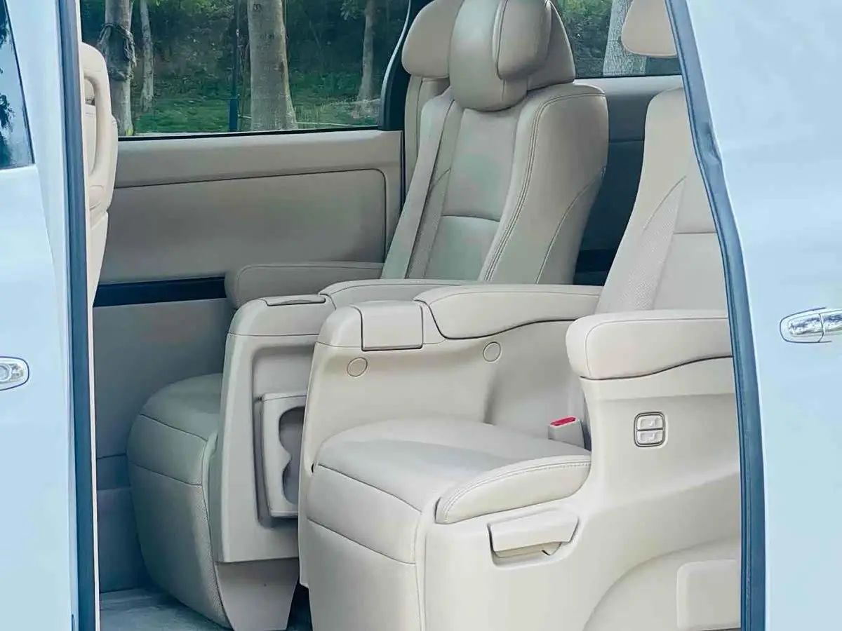 Toyota Alphard 2012 — Photo 8/12