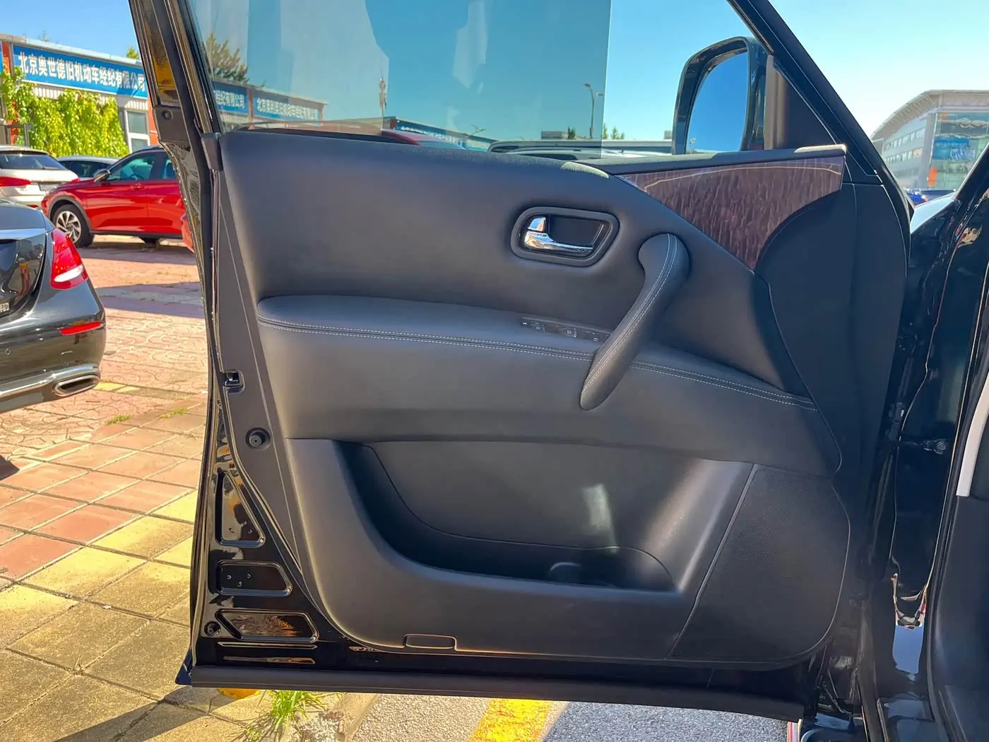 Nissan Patrol 2017 — Photo 8/20