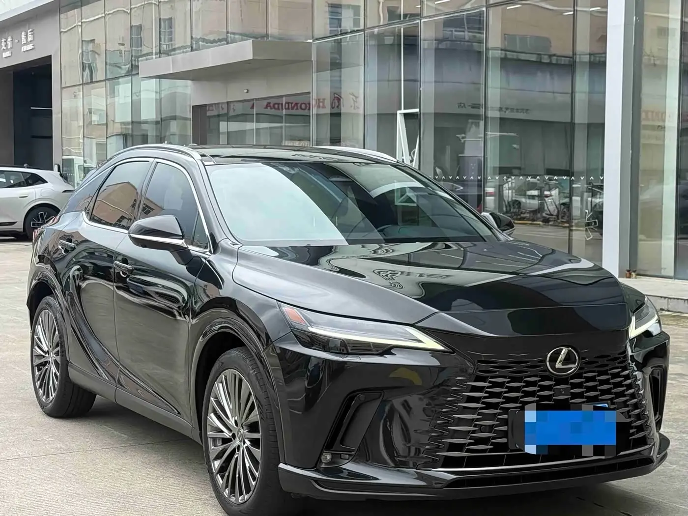 Lexus RX 2024 — Фото 1/9
