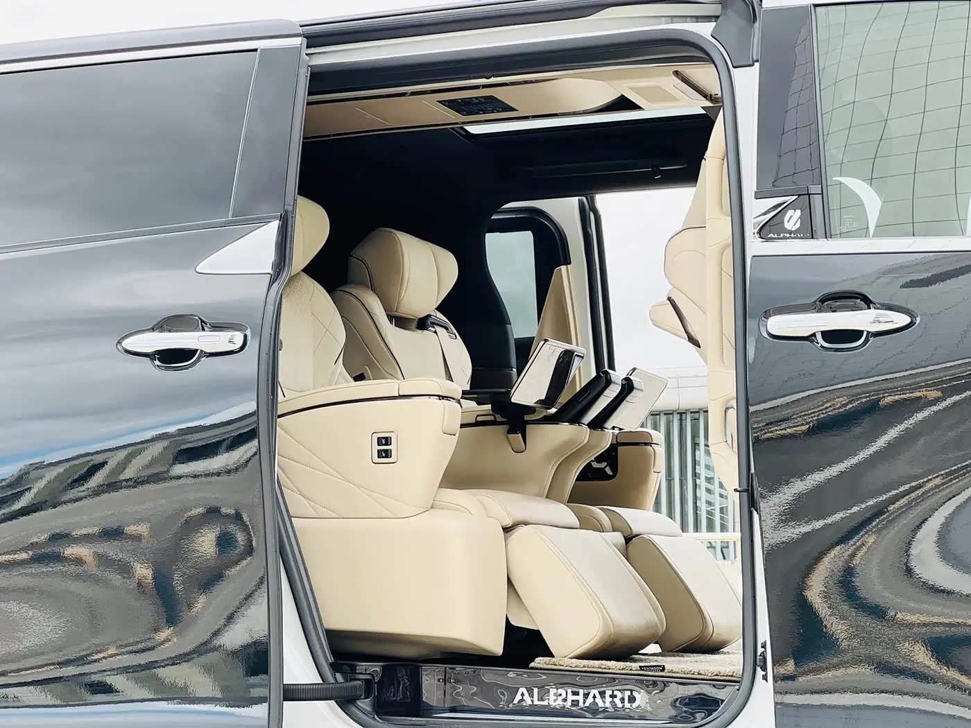 Toyota Alphard 2023 — Photo 7/18