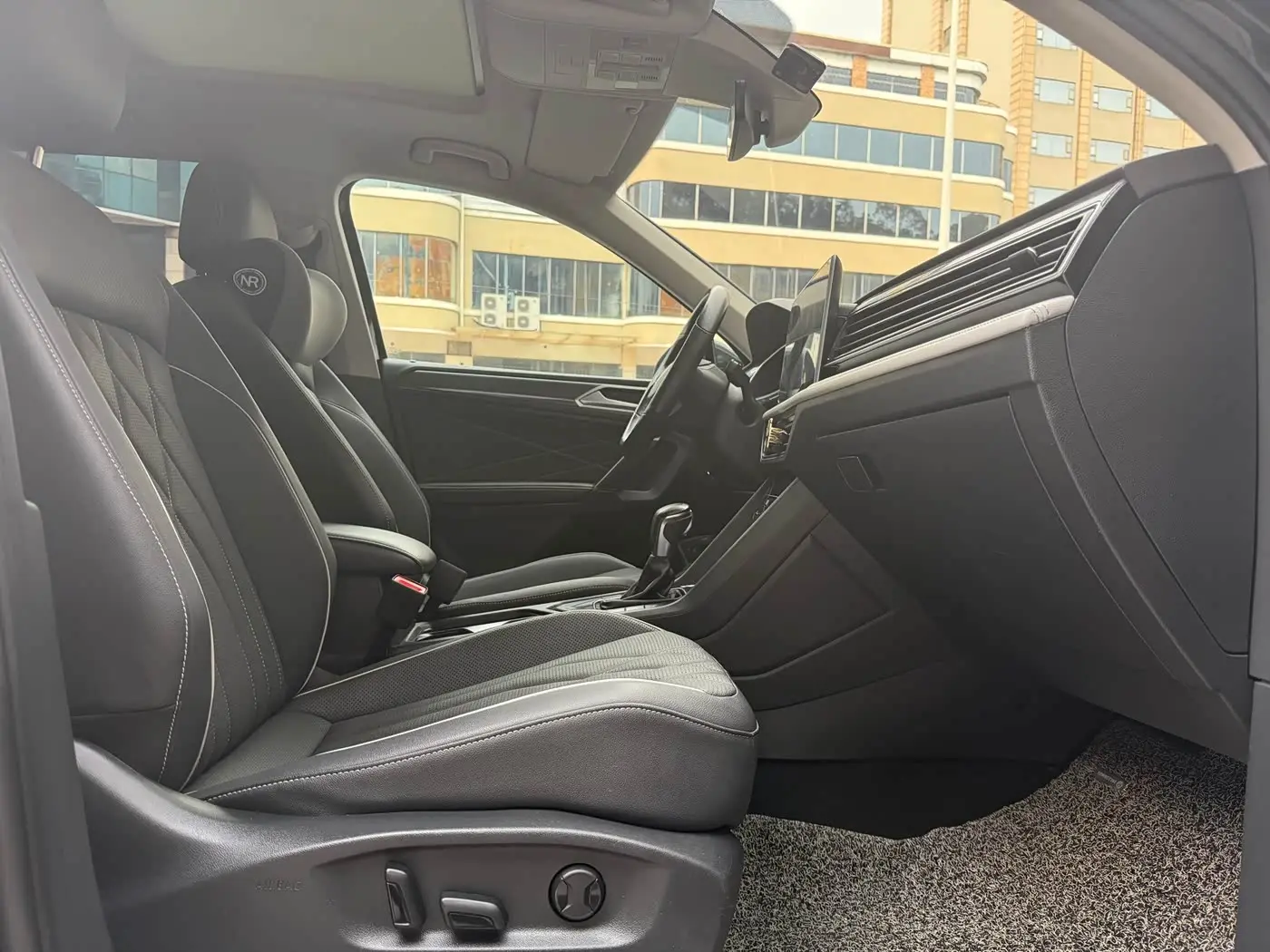 Volkswagen Tiguan L 2023 — Şəkil 8/13