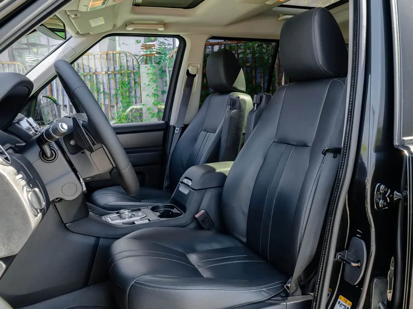 Land Rover Discovery 2016 — Photo 10/20