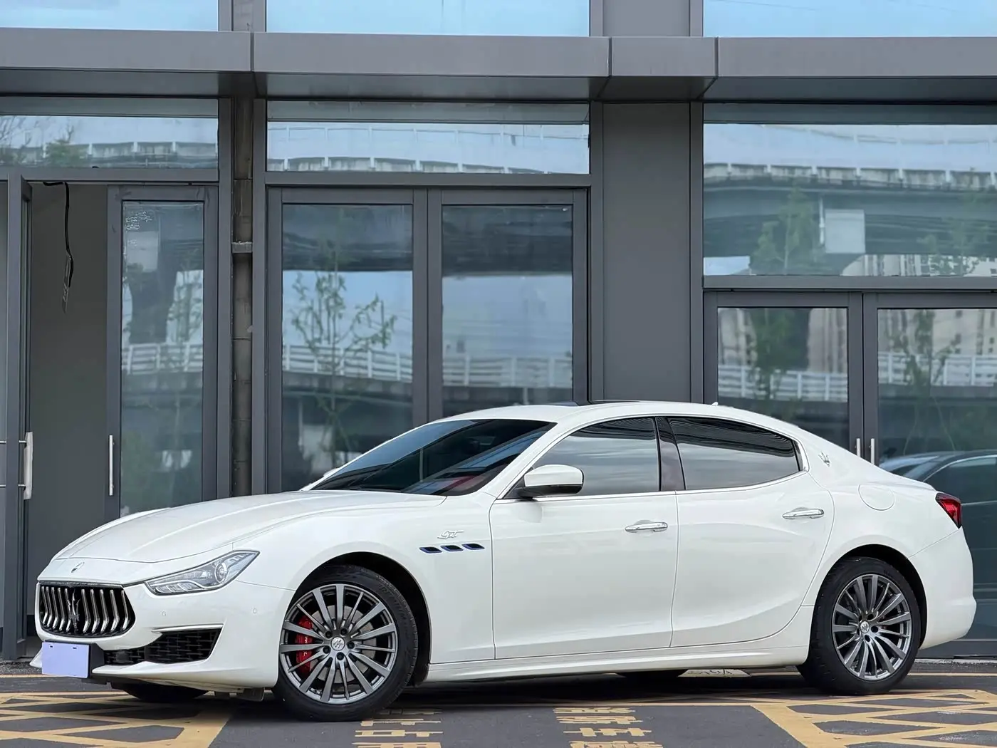 Maserati Ghibli 2022 — Photo 1/18