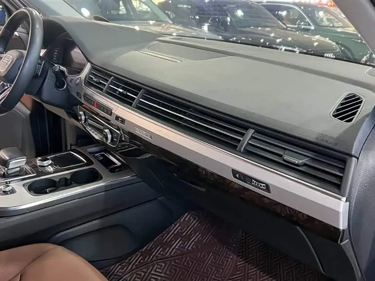 Audi Q7 2019 — Photo 10/20