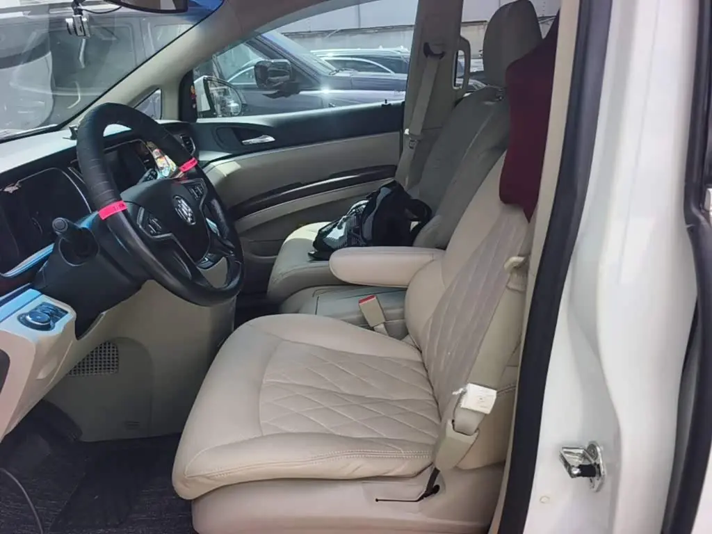 Buick GL8 2017 — Photo 8/20