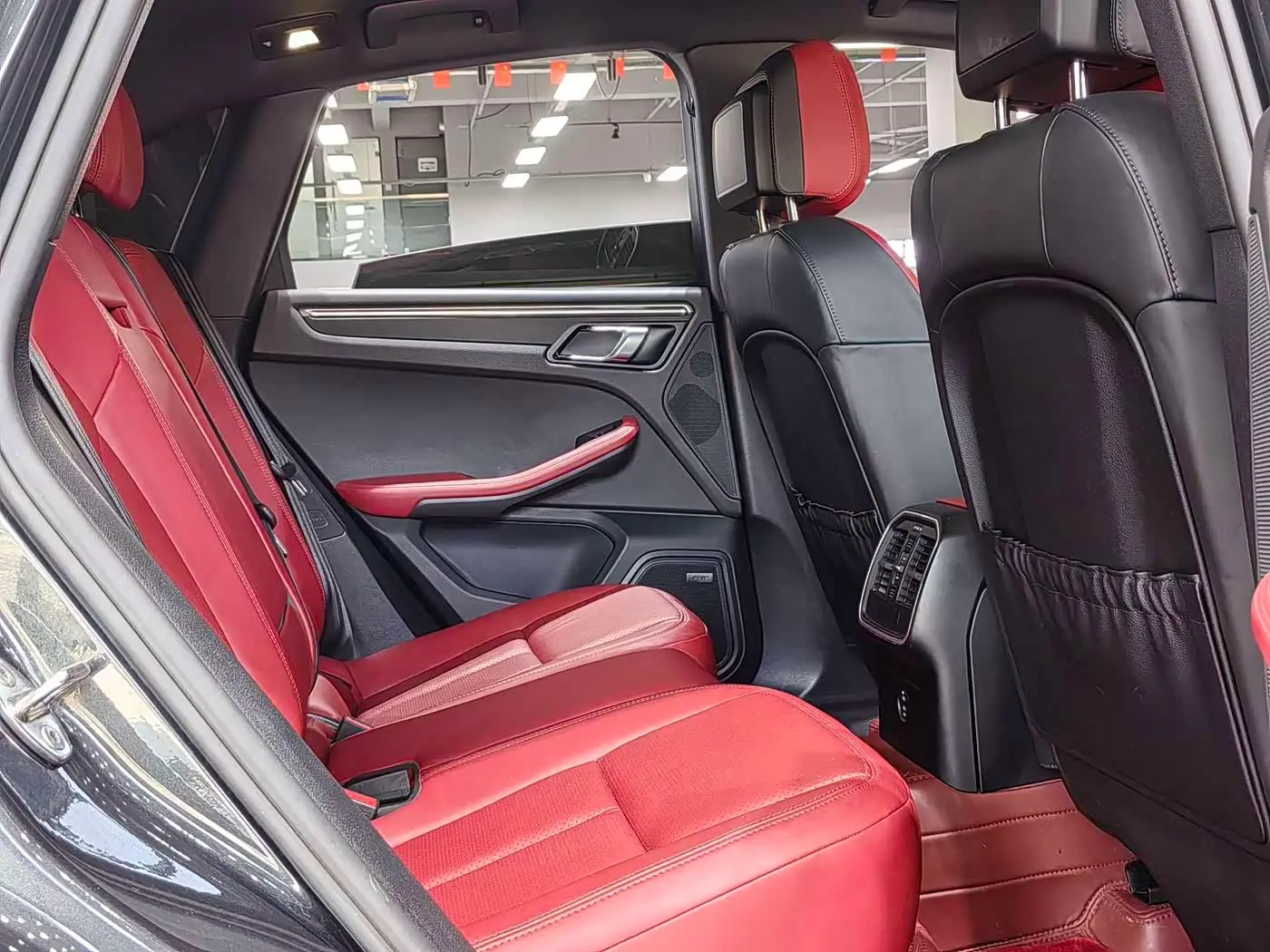 Porsche Macan 2023 — Photo 19/20