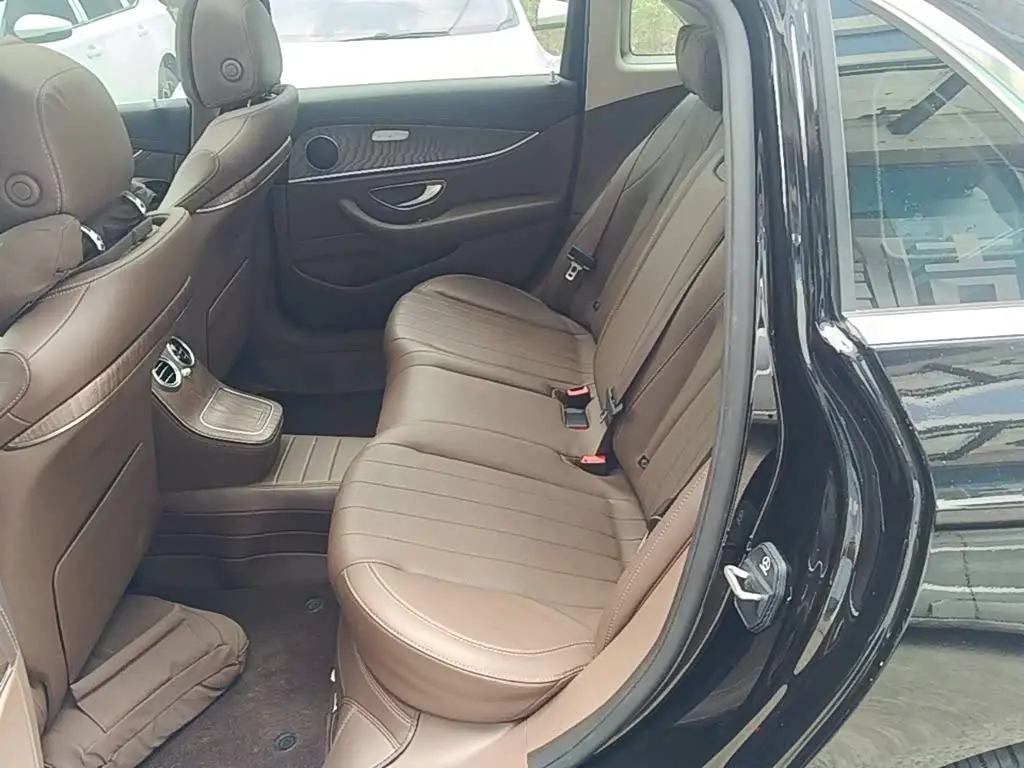 Mercedes-Benz E-Class 2023 — Photo 17/20