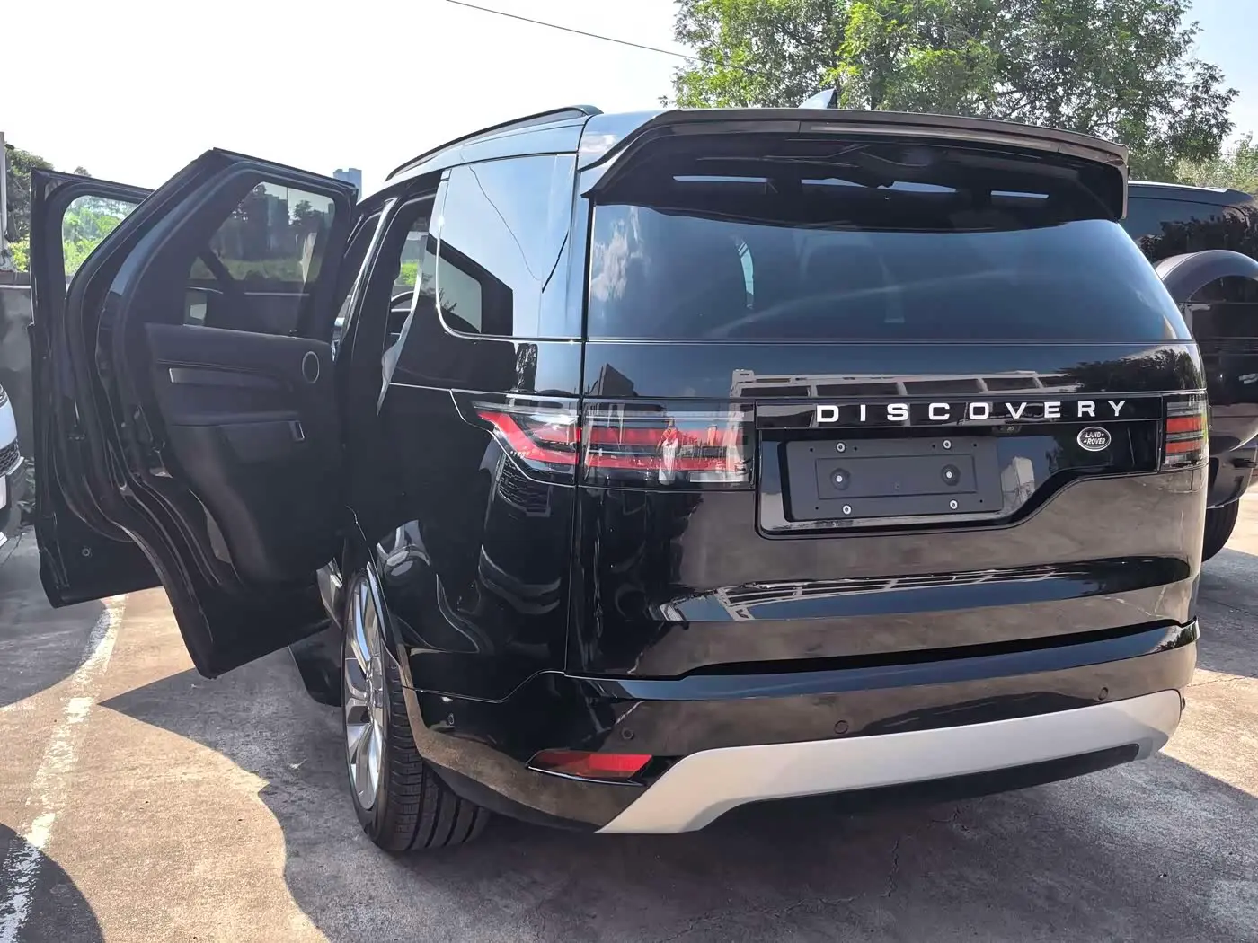Land Rover Discovery 2026 — Photo 2/5