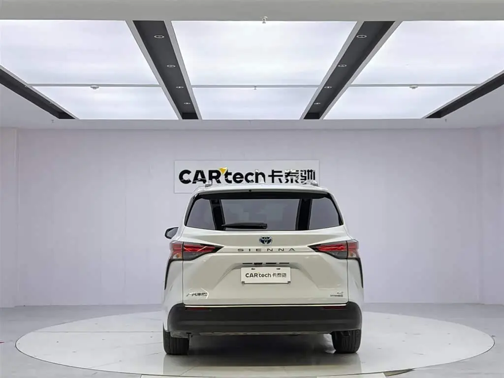 Toyota Sienna 2023 — Photo 4/20