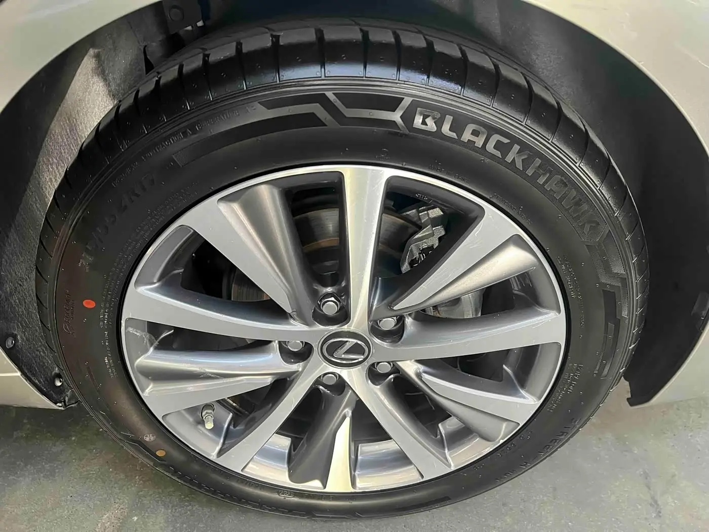 Lexus ES 2021 — Photo 17/20