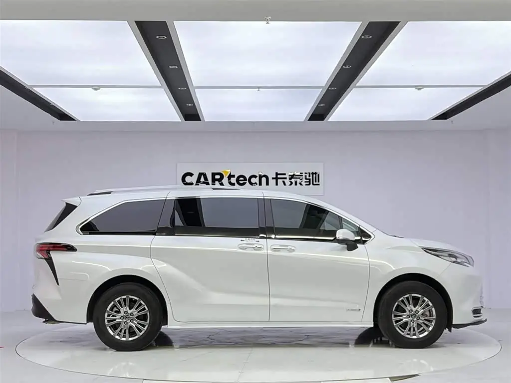 Toyota Sienna 2023 — Photo 6/20