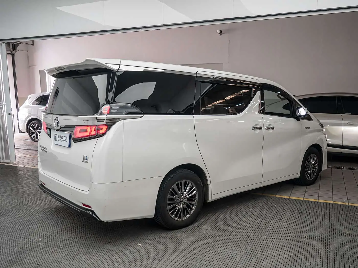 Toyota Vellfire 2021 — Фото 6/16