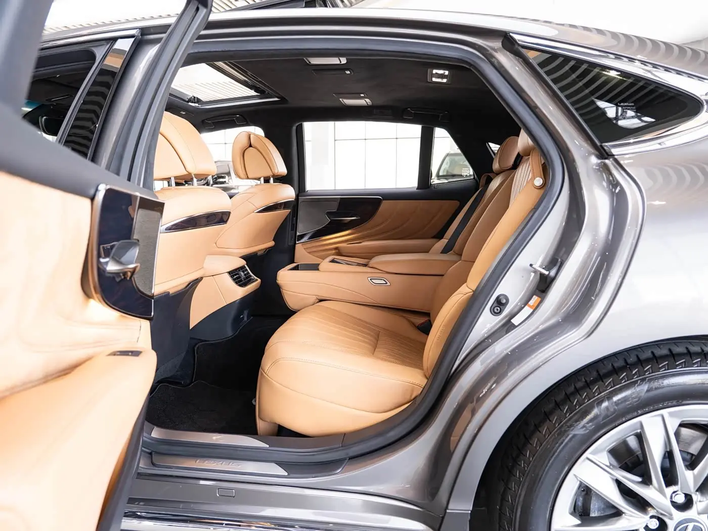 Lexus LS 2021 — Şəkil 10/20